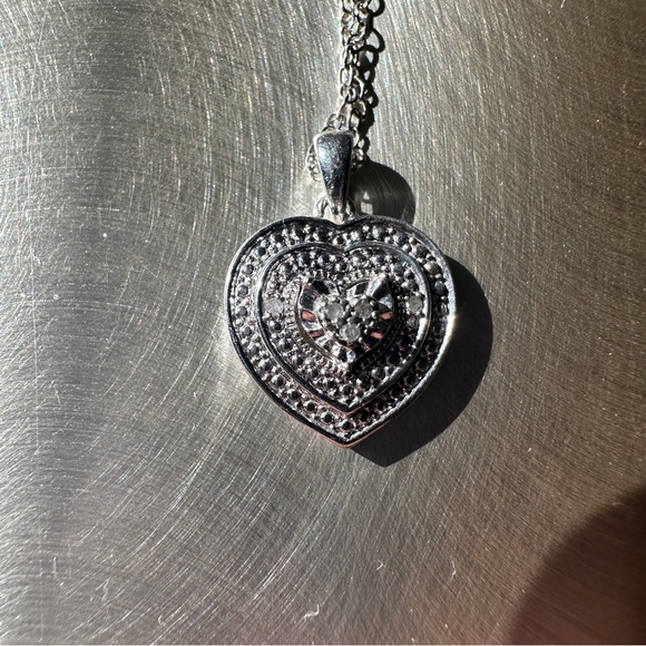 Elegant Silver Heart Pendant Necklace - Picture 4 of 7